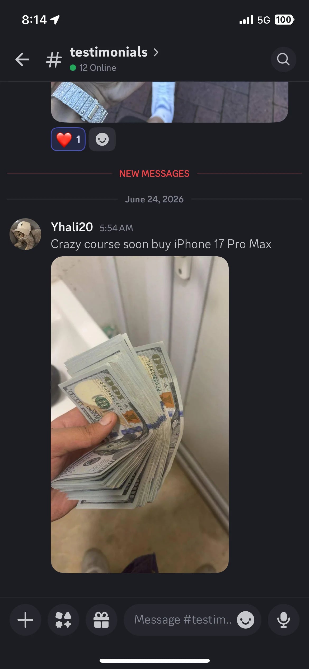 Student fanning US cash: "Crazy course, soon buy iPhone 17 Pro Max"